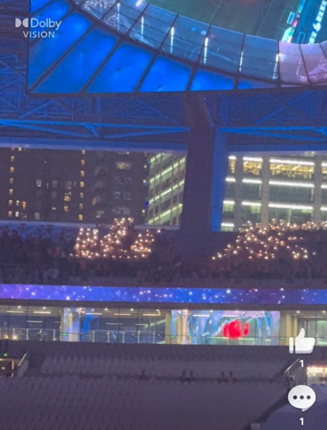 开云体育-热情山东!远征客场,泰山球迷用闪光灯拼出“山东”二字支持球队