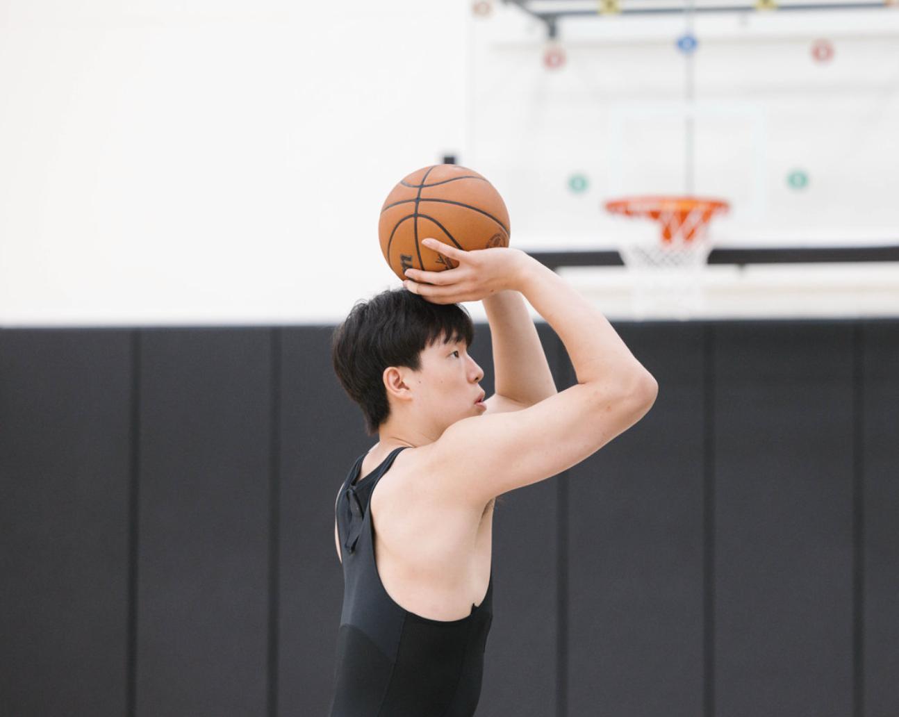 kaiyun 官网-杨瀚森晒NBA最新训练照,又白又壮肌肉大了一圈,队记盛赞他刻苦