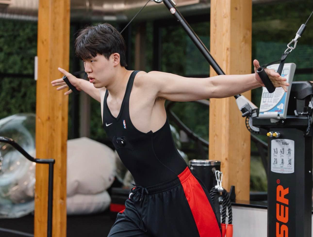 kaiyun 官网-杨瀚森晒NBA最新训练照,又白又壮肌肉大了一圈,队记盛赞他刻苦