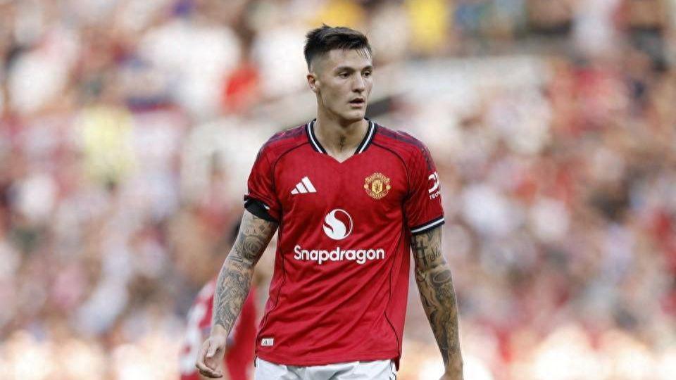 app下载-德比前主动加练!新援放弃休假驰援曼联,拼劲获赞“真红魔”