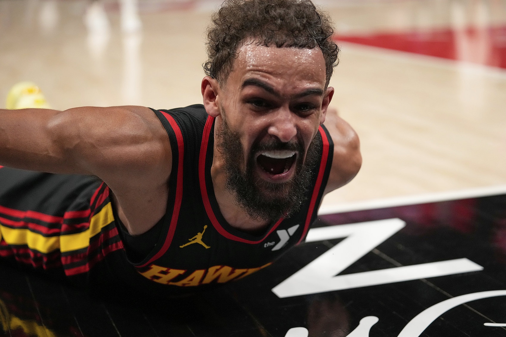 app下载-奇才迎战鹈鹕 特雷·杨因右股四头肌挫伤&右膝内侧副韧带扭伤缺阵