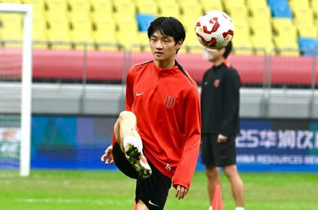 kaiyun 官网-队长离队,成都蓉城中场重组,茹萨+杨明洋跑动拉满 改4后卫保前4