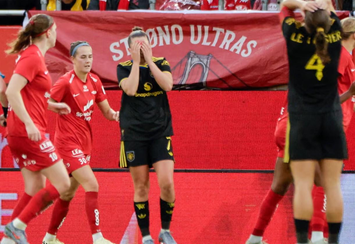 颇为尴尬,欧冠资格赛前曼联女足的部分球鞋在托运中丢失