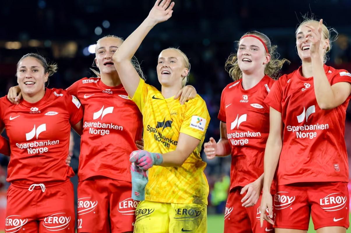 颇为尴尬,欧冠资格赛前曼联女足的部分球鞋在托运中丢失