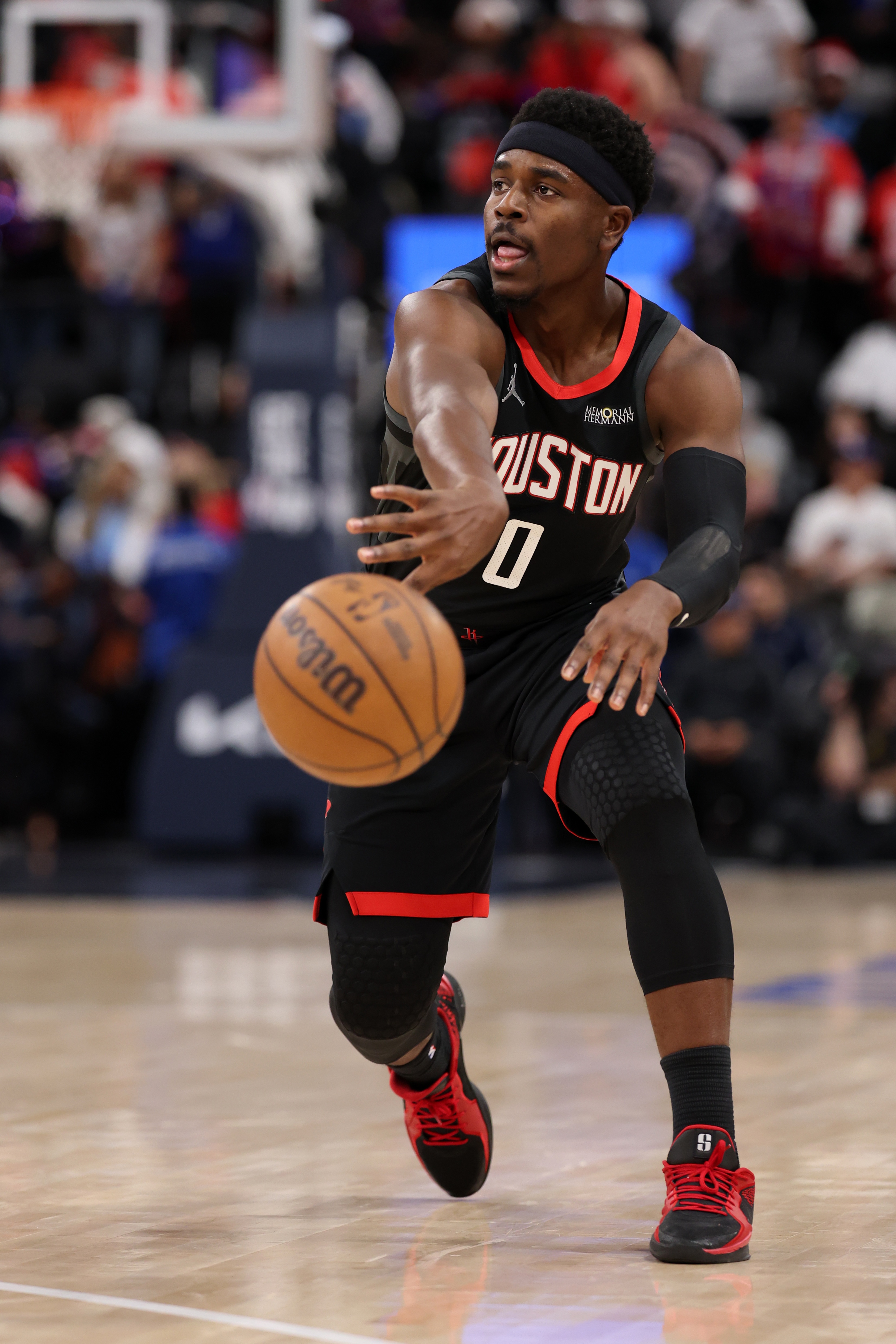 近5战三分命中率23.4%!火箭畸形阵容射防无法兼顾 不交易走远了