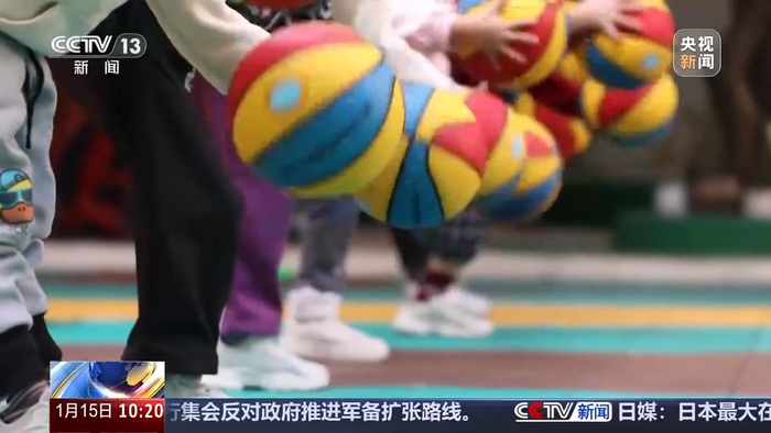 篮球掉了小朋友机智救场获全网点赞 暖心后续来了|东莞|东莞市|广东省|幼儿园|奖杯_新浪新闻