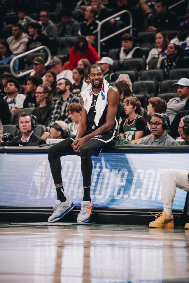 开云体育-网鹿季前赛打出火药味 字母哥脚踢欧文再惹争议